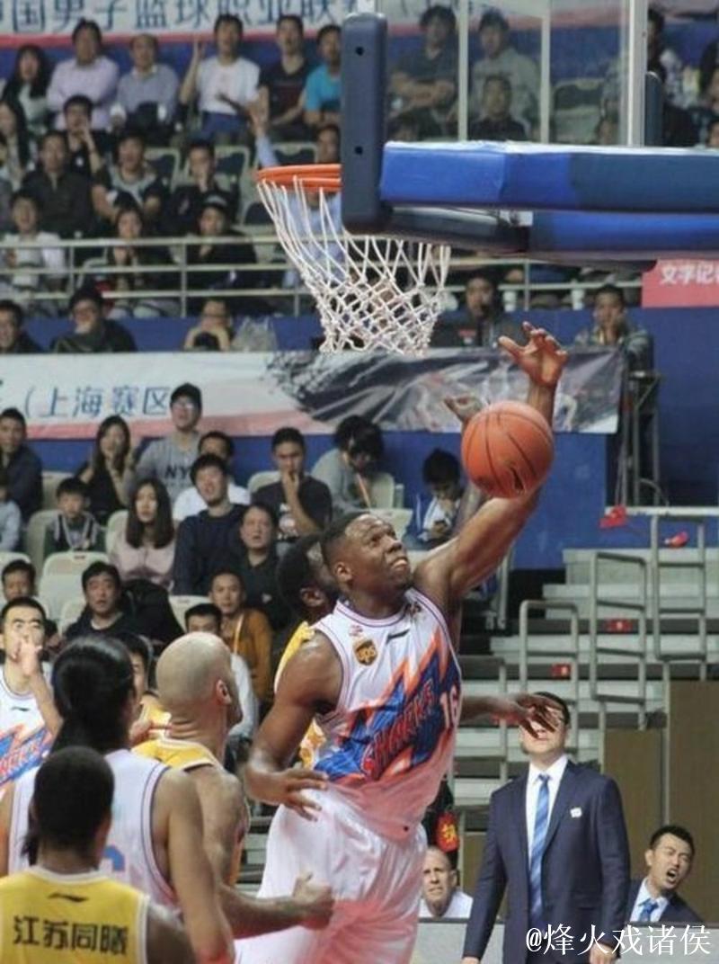 上海男篮裁掉外援,真不是他技术差,管理层私下曝嫌他直播比训练用心,职业态度才是硬通货 上海男篮裁掉外援,真不是他技术差,管理层私下曝嫌他直播比训练用心,职业态度才是硬通货